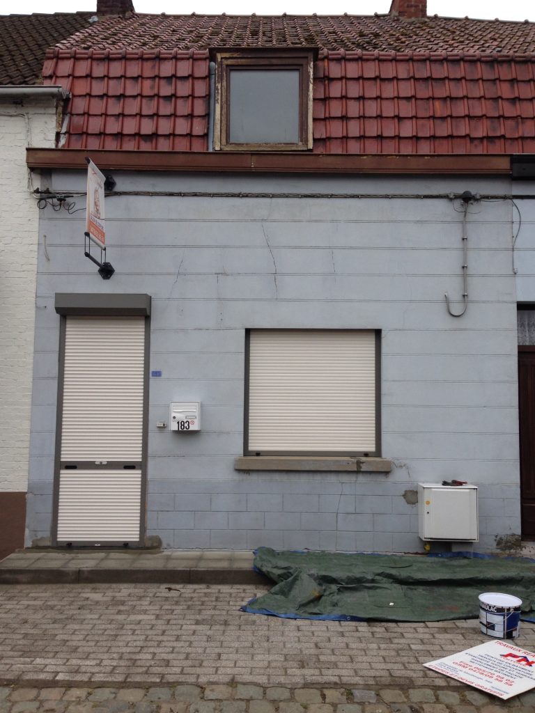 Façade d'un bâtiment avec volets fermés
