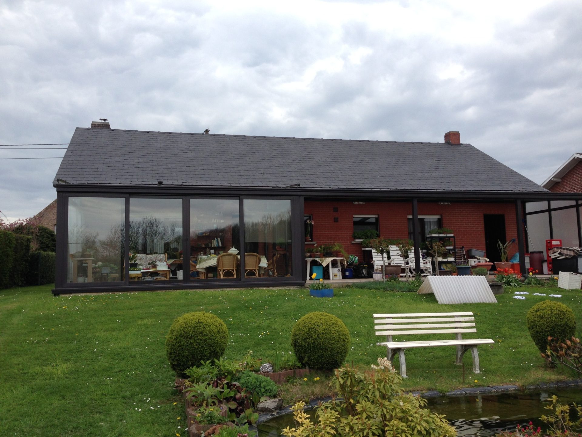 Maison avec jardin et banc