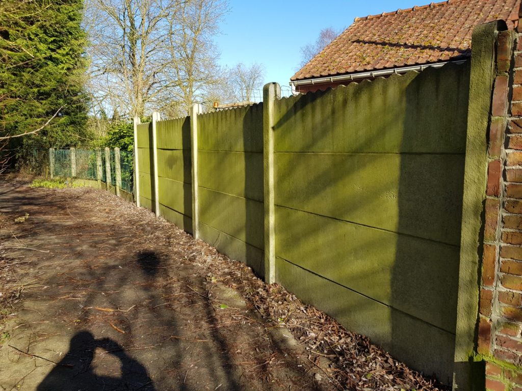 Mur avec ombres sur chemin