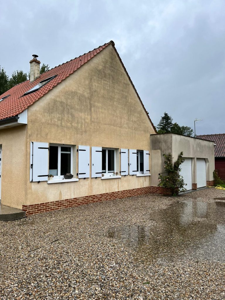 Maison avec façade abîmée