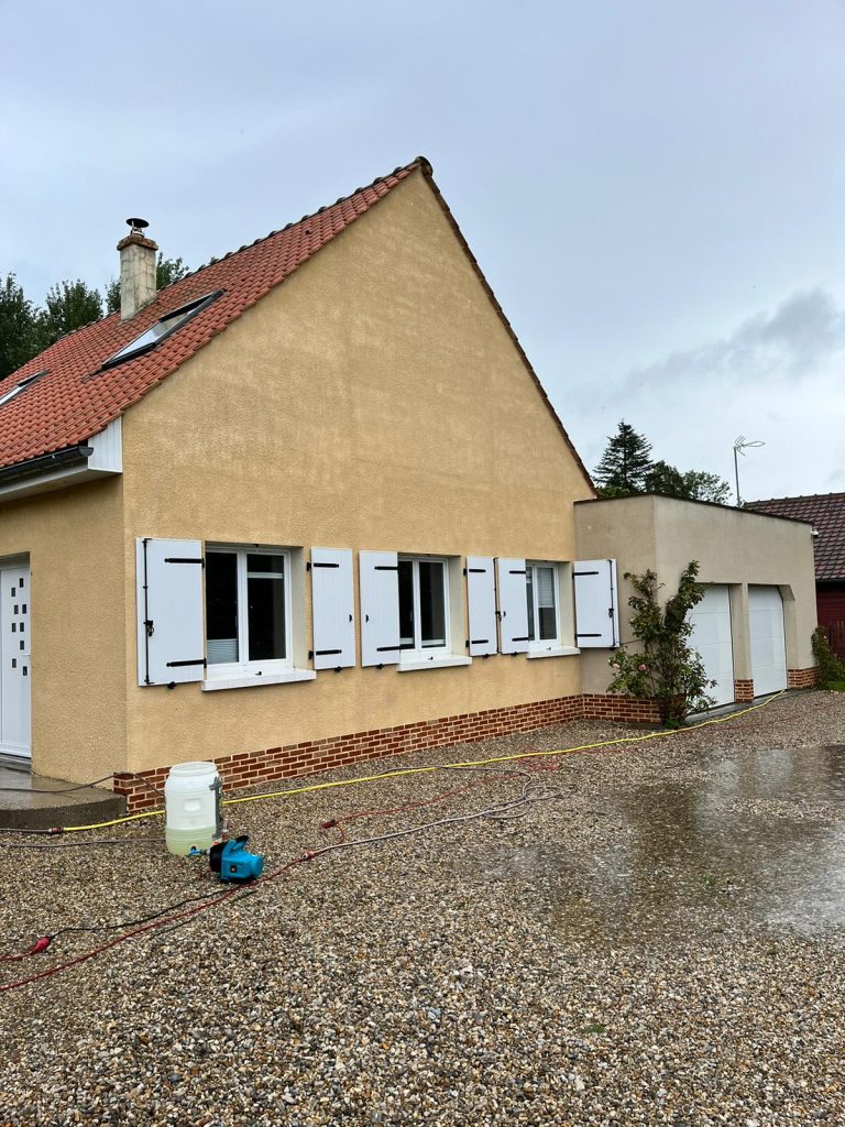 Maison avec mur beige