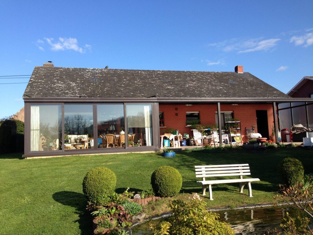 Maison avec jardin verdoyant