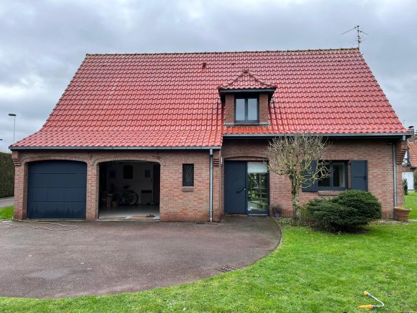 Maison avec toit en tuiles