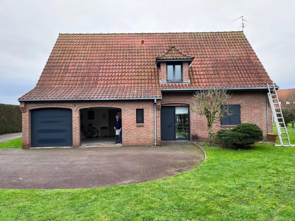 Maison en brique avec garage