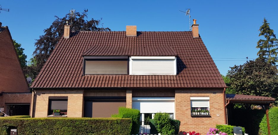 Maison avec toit en tuiles